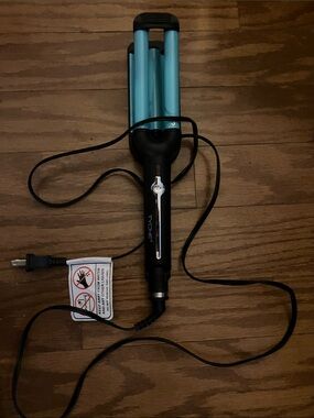 Tyche Metallic Blue Triple Barrel Hair Waver